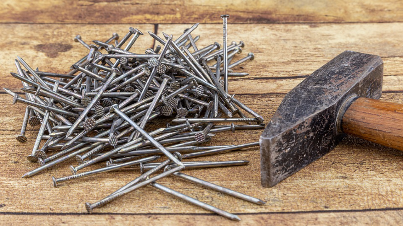 Litavac prestao piti i počeo jesti metal. Iz želuca mu izvadili kilogram čavala i vijaka