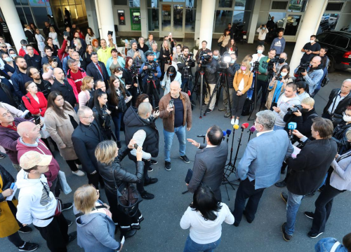 Prosvjedi u Zagrebu i Splitu zbog covid potvrda, Beroš dočekan zvižducima