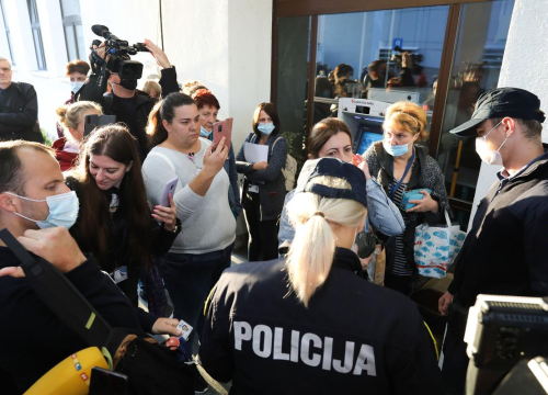 Dvadesetak prosvjednika pred KBC-om Zagreb, legitimira ih policija