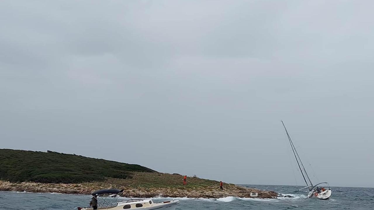 Kod Murtera uslijed nevremena ozlijeđen član posade na jedrilici, na Kornatima posadu spasila ribarica