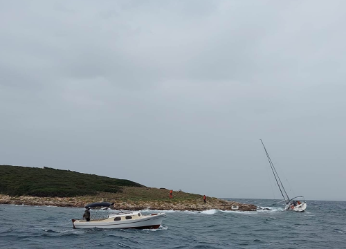 Kod Murtera uslijed nevremena ozlijeđen član posade na jedrilici, na Kornatima posadu spasila ribarica