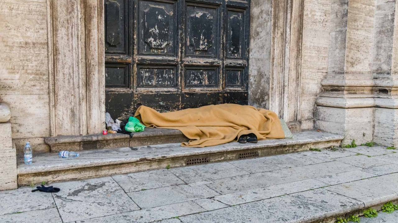 Sud u Gračacu osudio prosjaka iz Knina i uzeo mu 60 kuna