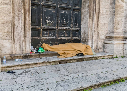 Sud u Gračacu osudio prosjaka iz Knina i uzeo mu 60 kuna