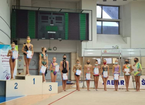Fotografija 10 - Gimnastičarke Šibenik-Dalmacije osvajale medalje i u individualnim i u grupnim vježbama