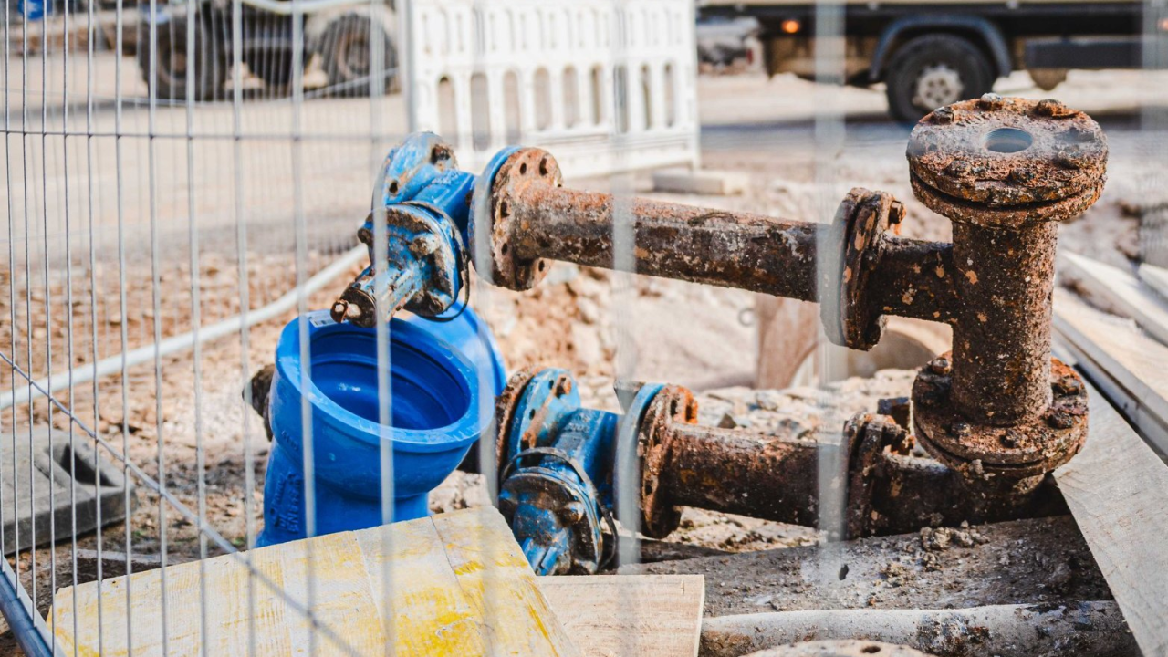 Skoro 20 godina krali vodu od lokalne tvrtke: Policija kazneno prijavljuje 63-godišnjaka iz Kljaka i 66-godišnjaka iz Kadine glavice