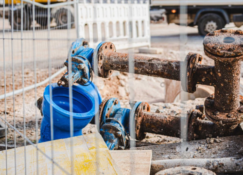 Skoro 20 godina krali vodu od lokalne tvrtke: Policija kazneno prijavljuje 63-godišnjaka iz Kljaka i 66-godišnjaka iz Kadine glavice