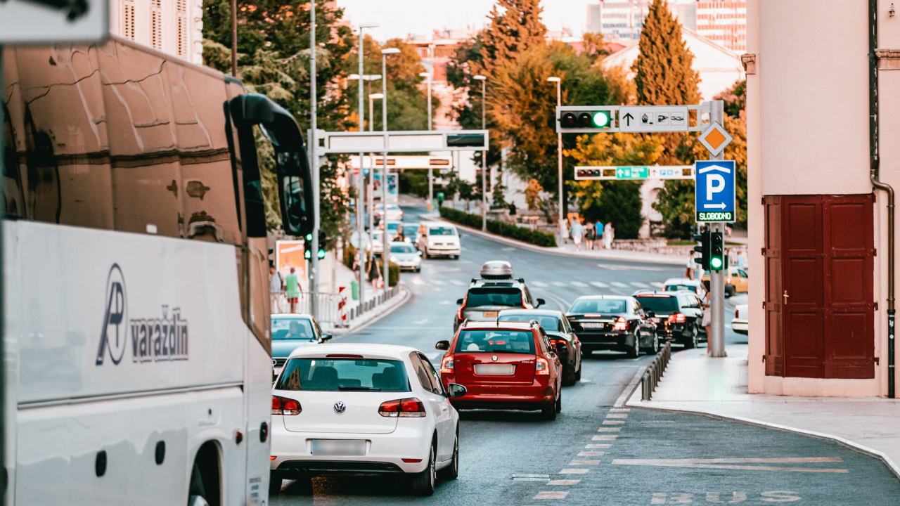 Vozači, oprez: Od ponedjeljka obavezna kratka svjetla danju, kazne nisu male