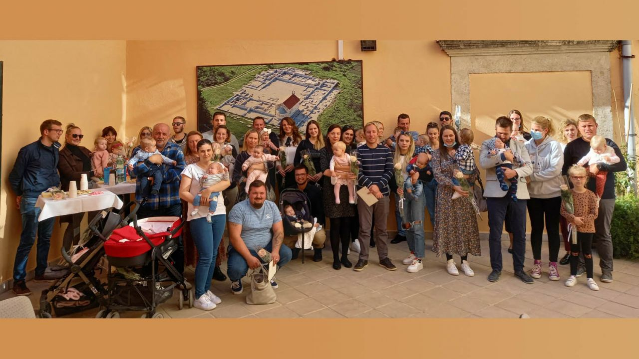 Potpore Općine Tisno za novovjenčane parove i novorođenu djecu: Po jednu, tri, pet i sedam tisuća kuna