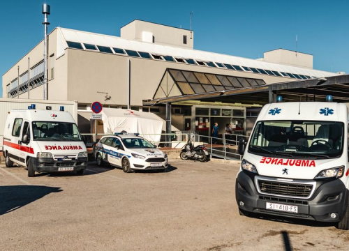 Vozačica VW-a teško ozlijeđena nakon nesreće na magistrali u Šibeniku: Izletjela s ceste pa se zabila u ogradu