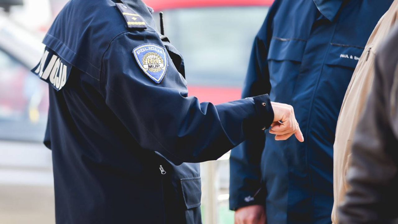 Dvojica muškaraca (51, 63) zajedno iz dvorišta u Vodicama ukrali četiri automobilske gume