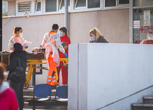 U srijedu 6136 novozaraženih: 'Ima ljudi koji na bolesnima i umirućima skupljaju jeftine političke poene'