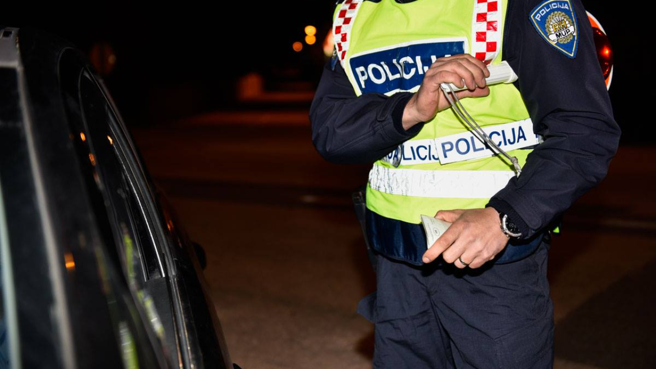 U noćnim satima ukradeni automobil i motor, šibenska policija traga za lopovima