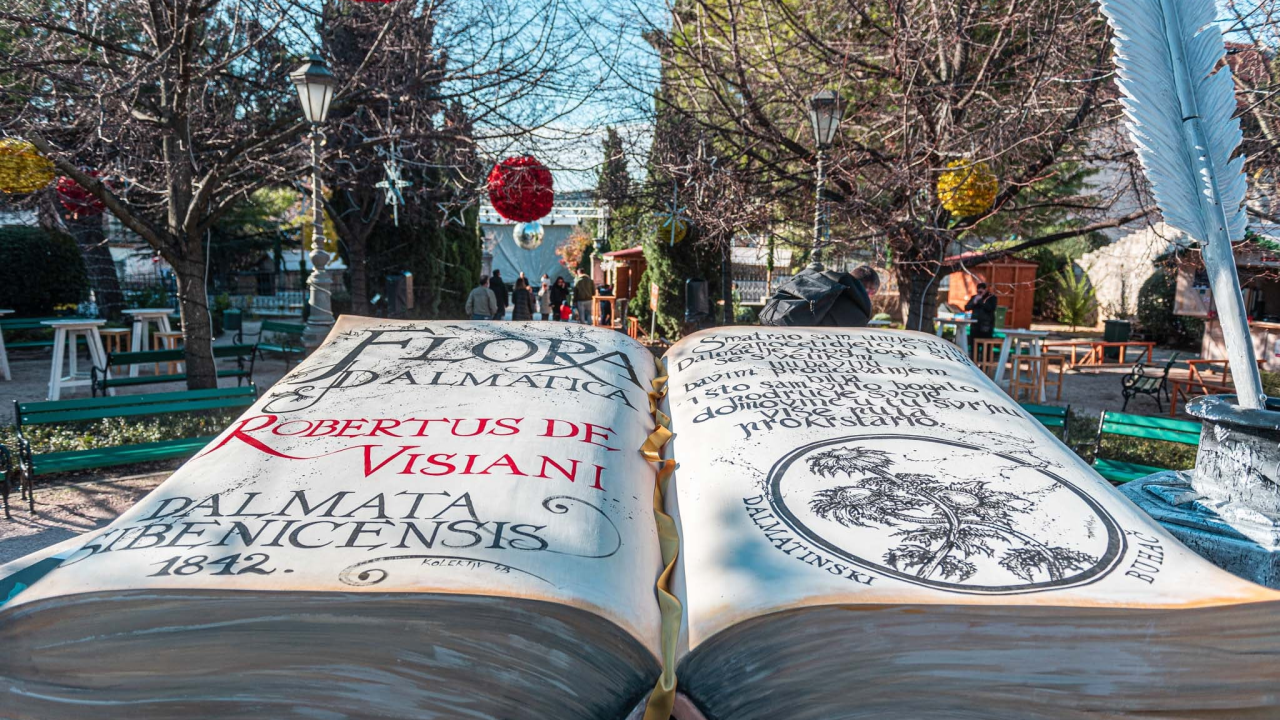 Najteže štivo u gradu: U parku otvorena 300 kila teška knjiga koju su šibenski umjetnici izrađivali više od 500 sati