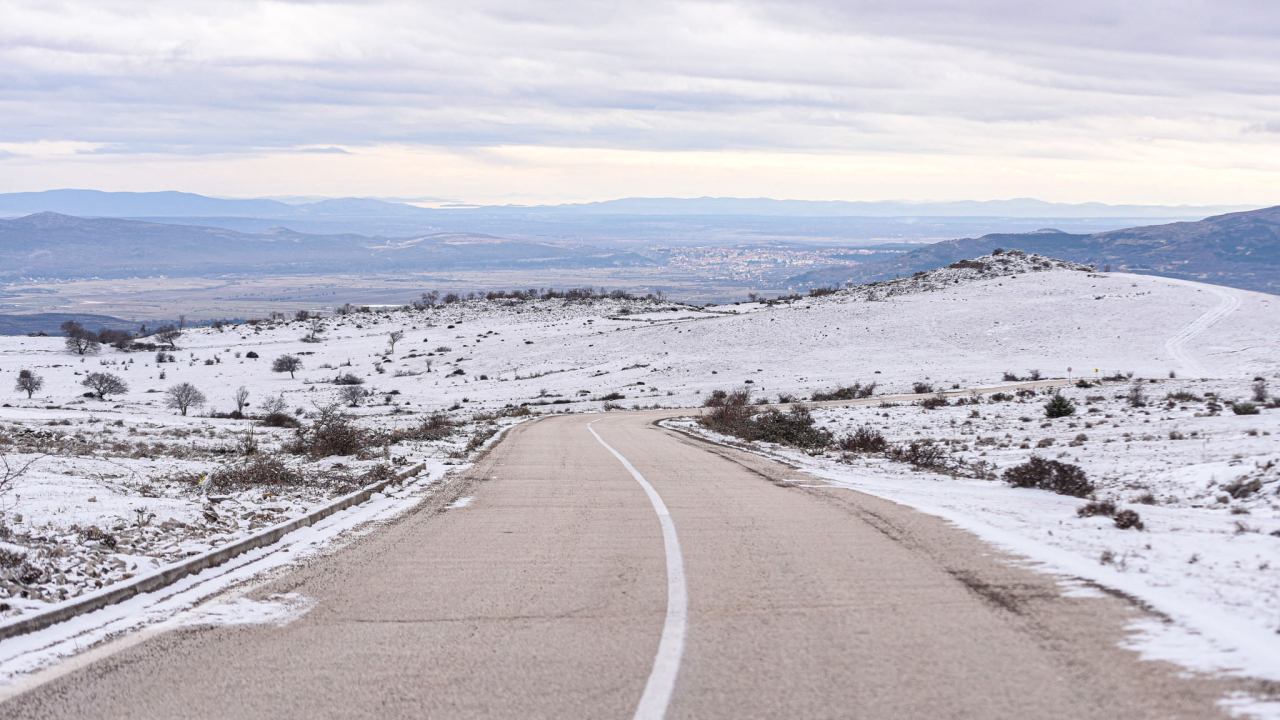 Stanje na cestama: Zbog olujne bure zatvoren dio magistrale i autoceste, trajektne linije u prekidu