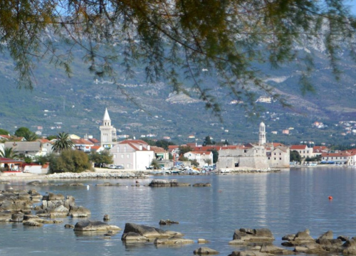 Gost iz pakla: Unajmio dva apartmana pa s prijateljima porazbijao prozore, stolove, klizna staklena vrata, zidove...