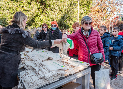 Fotografija 2 - Tisuću besplatnih platnenih vrećica za Šibenčane: 'Cilj nam je izbaciti najlone iz uporabe i podići svijest o štetnosti plastike'