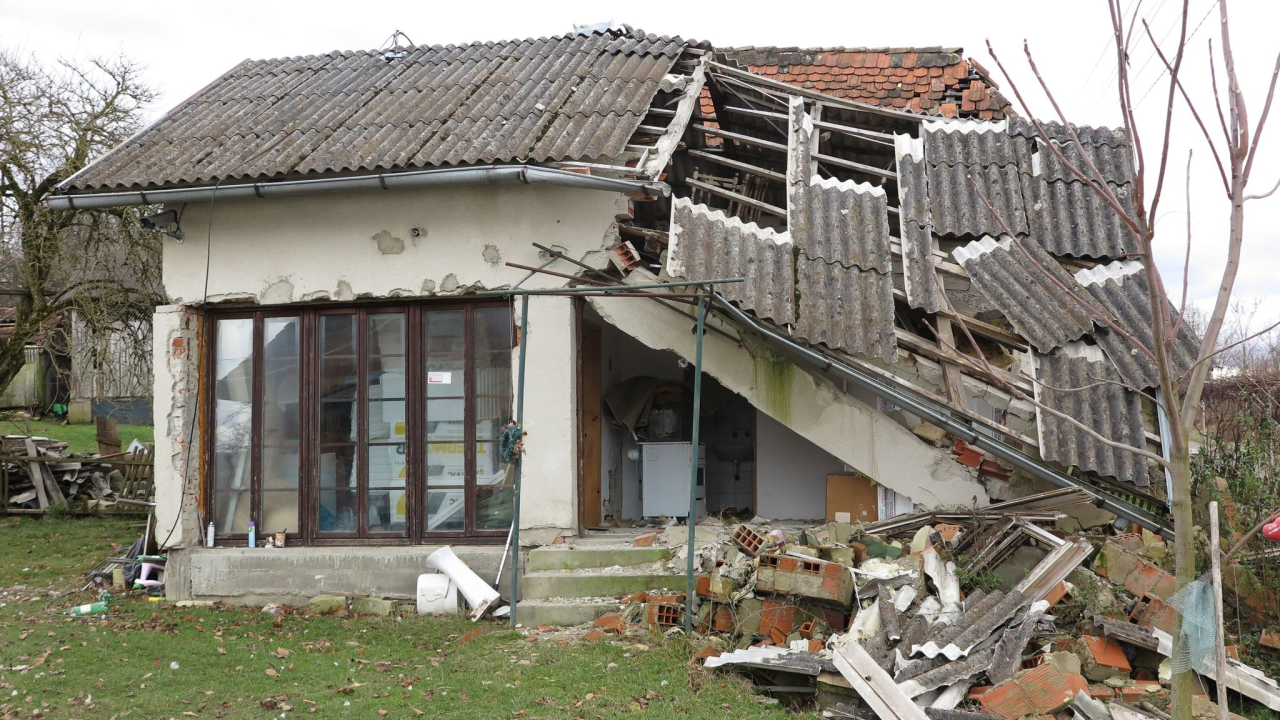 Banija godinu dana kasnije: Izgrađen tek manji broj privremenih kuća