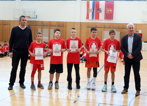 Fotografija 2 - Mladi košarkaši 'Dražena Petrovića' osvojili turnir u Dubrovniku: MVP Jurić i Šarin u petorci turnira