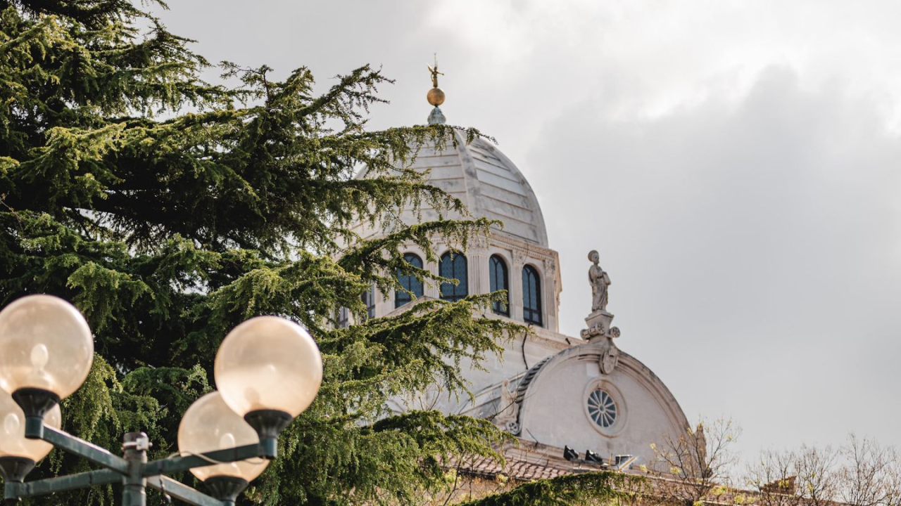 Blagdan je Sveta tri kralja: Gašpar, Melkior i Baltazar kao predstavnici Azije, Afrike i Europe, tada poznatog svijeta