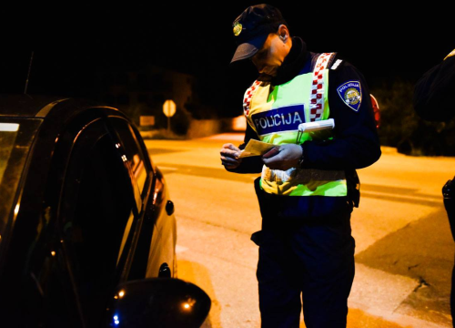 Pripit i bez položenog vozačkog u Bilicama sjeo za volan Jaguara: Priveden 34-godišni vozač