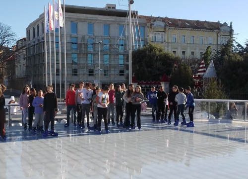 Fotografija 5 - Održana 'Šibenska zimska Olimpijada': Pet ekipa odmjerilo snage na ledu, Jurini Jazavci pobijedili