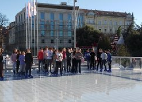 Fotografija 2 - Održana 'Šibenska zimska Olimpijada': Pet ekipa odmjerilo snage na ledu, Jurini Jazavci pobijedili