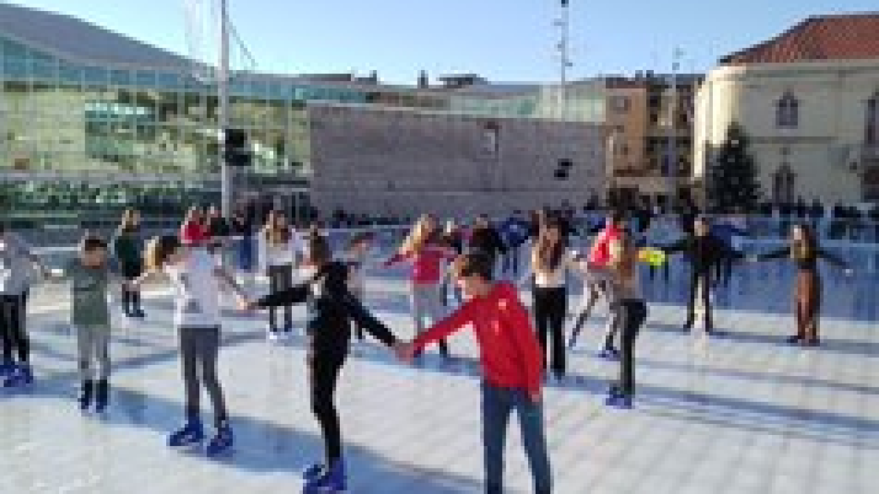 Održana 'Šibenska zimska Olimpijada': Pet ekipa odmjerilo snage na ledu, Jurini Jazavci pobijedili