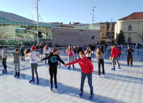 Fotografija 6 - Održana 'Šibenska zimska Olimpijada': Pet ekipa odmjerilo snage na ledu, Jurini Jazavci pobijedili