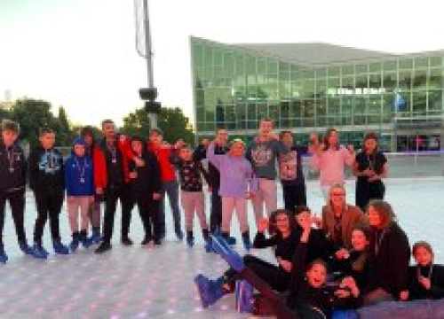 Fotografija 10 - Održana 'Šibenska zimska Olimpijada': Pet ekipa odmjerilo snage na ledu, Jurini Jazavci pobijedili