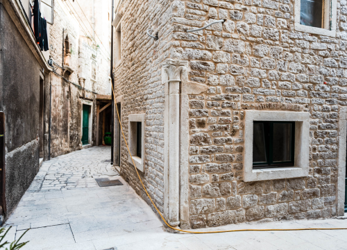 Fotografija 1 - Ugaoni stupovi još su jedna posebnost Šibenika: 'Plemići su na taj način demonstrirali svoju moć'