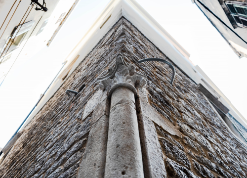 Fotografija 2 - Ugaoni stupovi još su jedna posebnost Šibenika: 'Plemići su na taj način demonstrirali svoju moć'