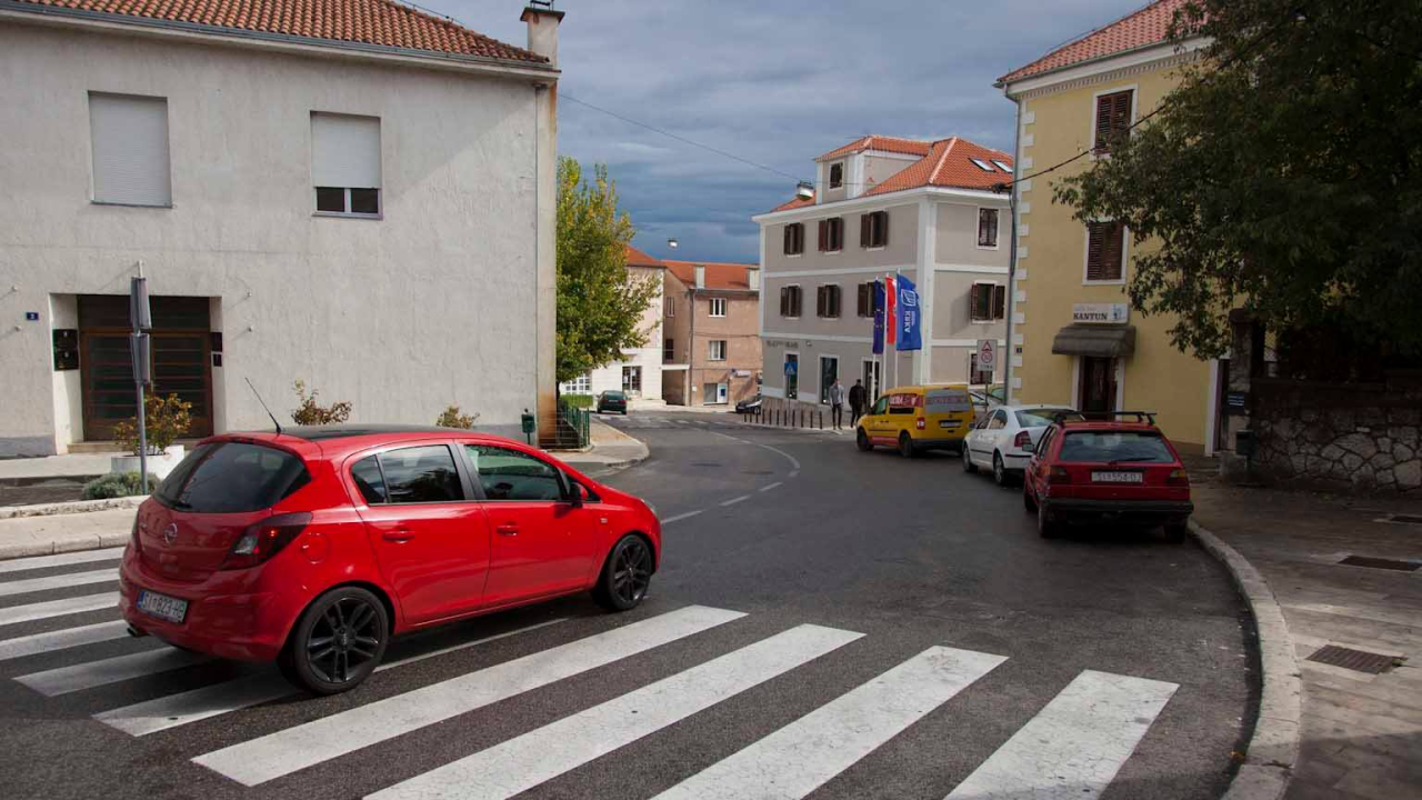 Traga se za lopovom kojem su dozlogrdile rekordne cijene goriva pa ga je krao iz parkiranih vozila u Drnišu
