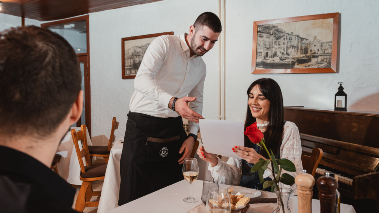 Provedite vikend uz živu glazbu, gastro specijalitete i širok izbor pića u Hotelu Jadran!