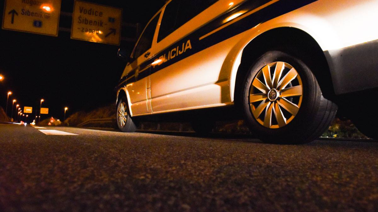 Zaradio Optužni prijedlog: U Šibeniku 50-godišnjak bez dozvole u Chrysleru vozio u zabranjenom smjeru pa bježao policiji