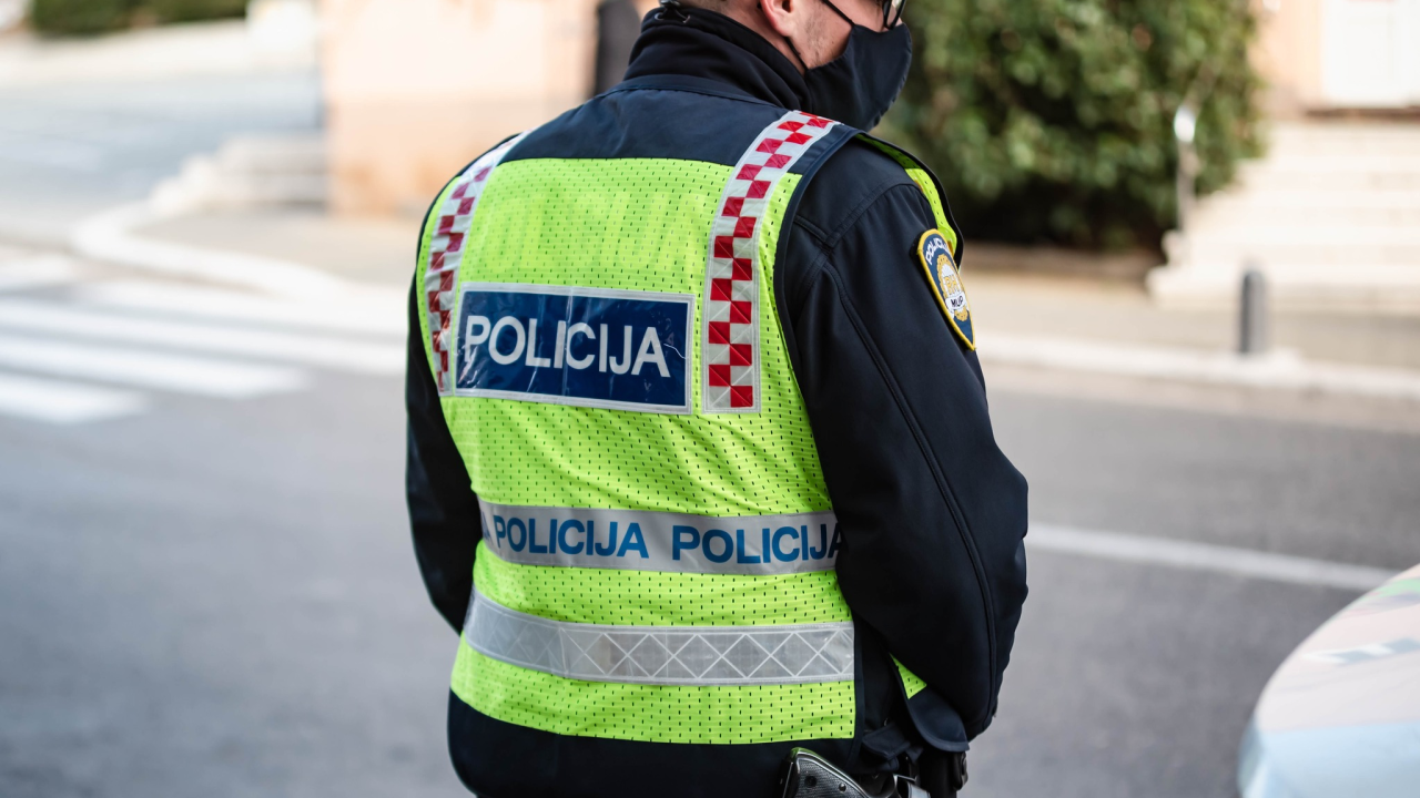 Priveden 48-godišnjak koji je po Šibeniku vozio pijan, dok je vozač Porschea autocestom jurio 208 na sat i 'zaradio' 5000 kuna kazne