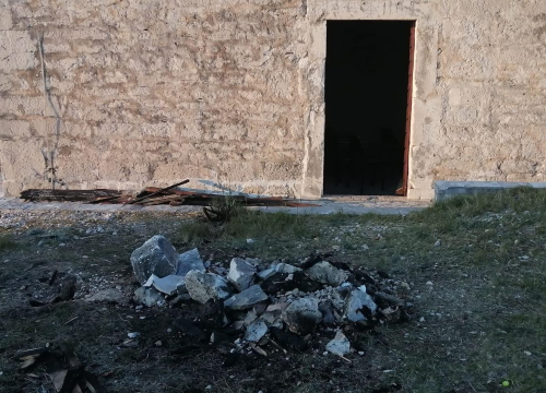 Netko je provalio u crkvu sv. Mihovila na Pisku: Oštećen inventar i išarani zidovi