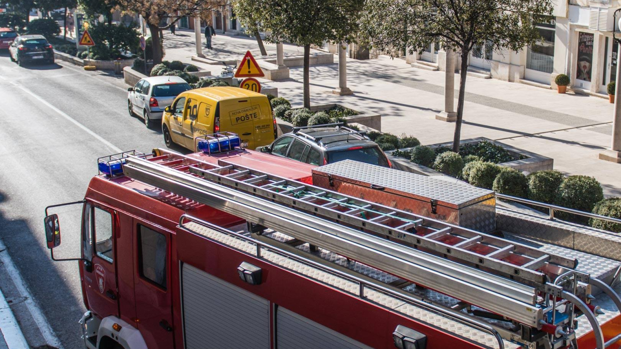 Vatrogasci u županiji imali deset intervencija: Gasili požare u Mravnicama, Đevrskama, Radučiću, Suhopolju…