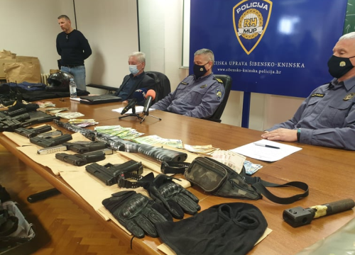 Fotografija 2 - Uhićen 53-godišnjak koji je u 13 godina počinio 9 pljački: Našli mu strojnicu, zolju, pištolje, policijske oznake koje je koristio...