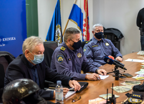 Fotografija 4 - Uhićen 53-godišnjak koji je u 13 godina počinio 9 pljački: Našli mu strojnicu, zolju, pištolje, policijske oznake koje je koristio...