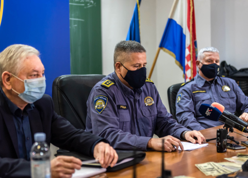 Fotografija 6 - Uhićen 53-godišnjak koji je u 13 godina počinio 9 pljački: Našli mu strojnicu, zolju, pištolje, policijske oznake koje je koristio...