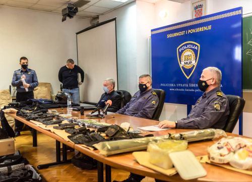 Fotografija 7 - Uhićen 53-godišnjak koji je u 13 godina počinio 9 pljački: Našli mu strojnicu, zolju, pištolje, policijske oznake koje je koristio...