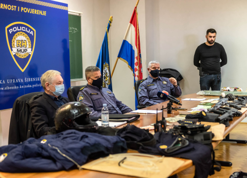 Fotografija 8 - Uhićen 53-godišnjak koji je u 13 godina počinio 9 pljački: Našli mu strojnicu, zolju, pištolje, policijske oznake koje je koristio...