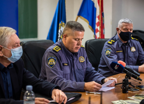 Fotografija 11 - Uhićen 53-godišnjak koji je u 13 godina počinio 9 pljački: Našli mu strojnicu, zolju, pištolje, policijske oznake koje je koristio...