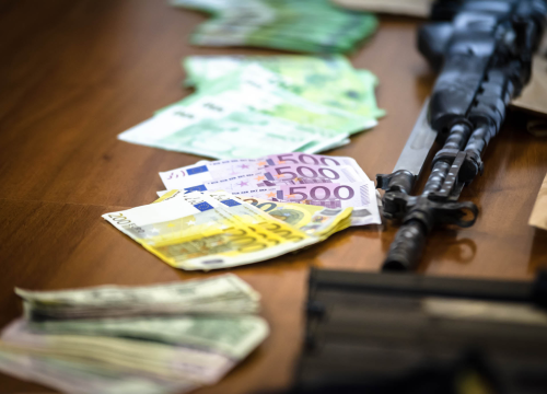 Fotografija 12 - Uhićen 53-godišnjak koji je u 13 godina počinio 9 pljački: Našli mu strojnicu, zolju, pištolje, policijske oznake koje je koristio...