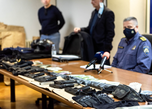 Fotografija 17 - Uhićen 53-godišnjak koji je u 13 godina počinio 9 pljački: Našli mu strojnicu, zolju, pištolje, policijske oznake koje je koristio...