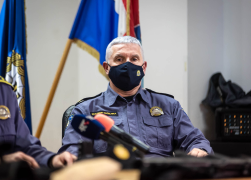 Fotografija 18 - Uhićen 53-godišnjak koji je u 13 godina počinio 9 pljački: Našli mu strojnicu, zolju, pištolje, policijske oznake koje je koristio...