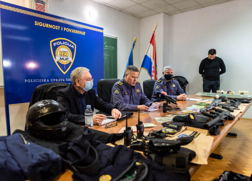 Fotografija 1 - Uhićen 53-godišnjak koji je u 13 godina počinio 9 pljački: Našli mu strojnicu, zolju, pištolje, policijske oznake koje je koristio...