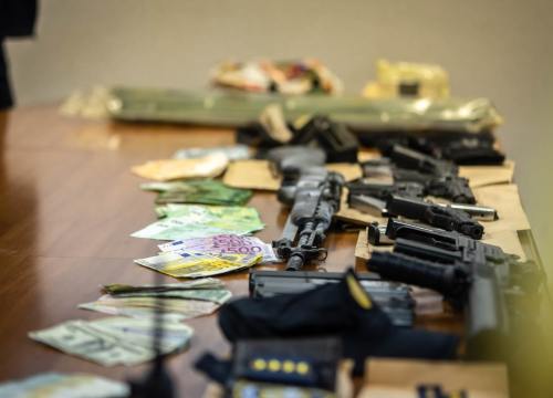 Fotografija 19 - Uhićen 53-godišnjak koji je u 13 godina počinio 9 pljački: Našli mu strojnicu, zolju, pištolje, policijske oznake koje je koristio...