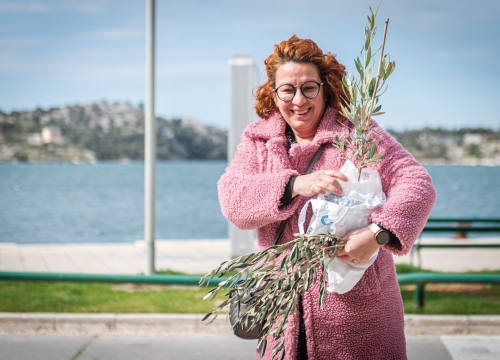 Fotografija 6 - Podjelom sadnica masline i čitanjem poezije na šibenskoj rivi obilježen 100. rođendan Vesne Parun