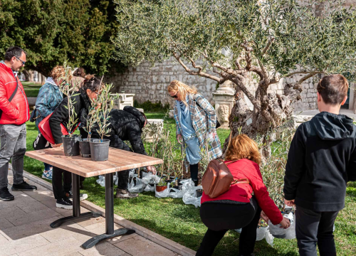 Fotografija 22 - Podjelom sadnica masline i čitanjem poezije na šibenskoj rivi obilježen 100. rođendan Vesne Parun